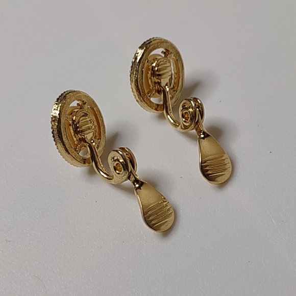 Cute Gold Tone Oval Shaped Monet Clip On Earrings - Picture 6 of 11